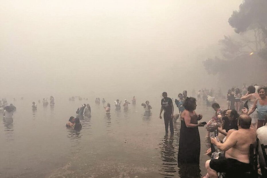 População fugiu para o mar para escapar às chamas na Grécia