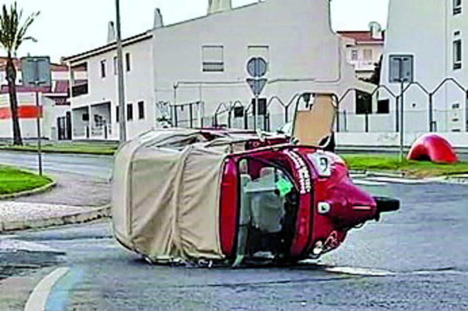 Tuk-tuk acidentado