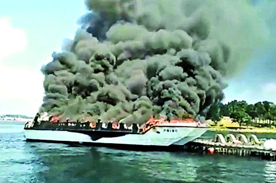 Barco arde na ilha da Toxa, Galiza