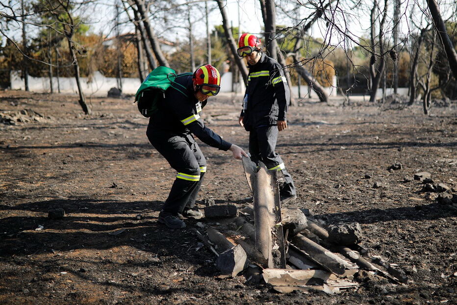 O rescaldo dos incêndios na Grécia um dia depois da tragédia