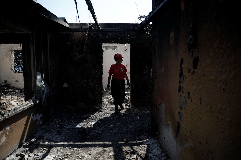 O rescaldo dos incêndios na Grécia um dia depois da tragédia