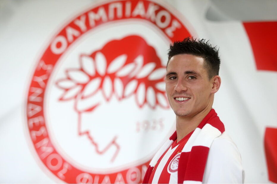 Daniel Podence na apresentação pelo Olympiacos