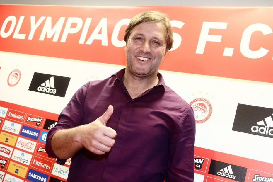 Treinador Pedro Martins na apresentação pelo Olympiacos