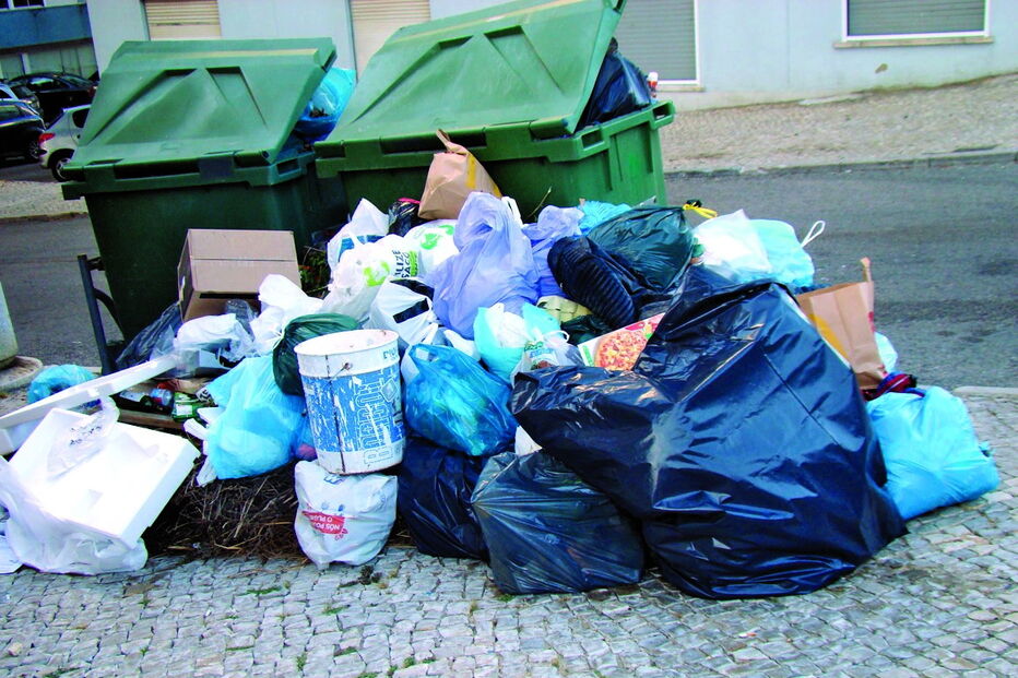 Lixo acumulado indigna munícipes de Almada