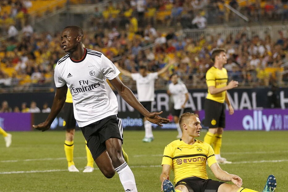 Alfa Semedo celebra golo marcado ao Dortmund