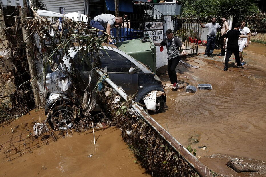 Carros afundados em lama no subúrbio de Maroussi, perto de Atenas