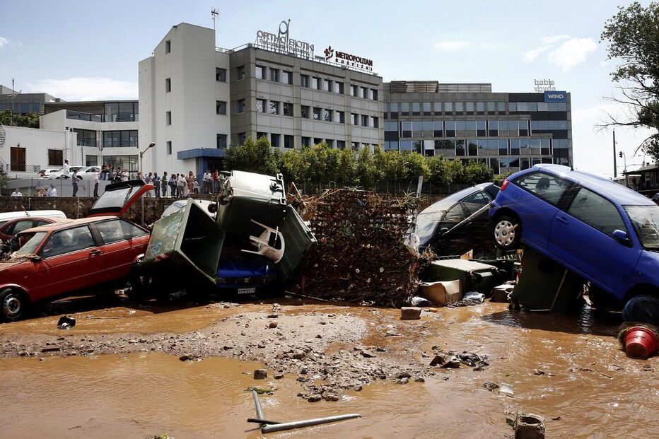 Carros afundados em lama no subúrbio de Maroussi, perto de Atenas
