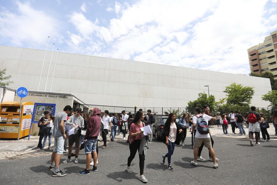Alunos à porta da escola