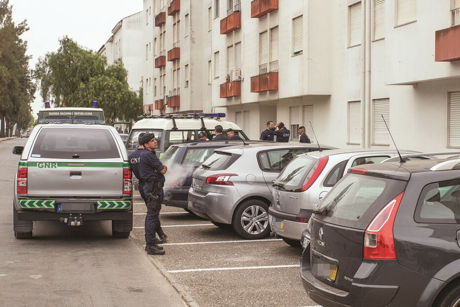 Buscas domiciliárias da GNR ocorreram ontem em alguns apartamentos na avenida D. João I, em Almeirim    