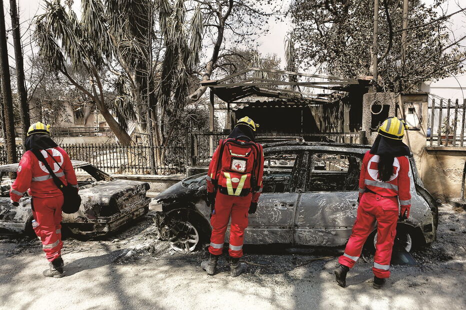 Bombeiros prosseguem buscas na localidade de Mati. Ainda há dezenas de desaparecidos 