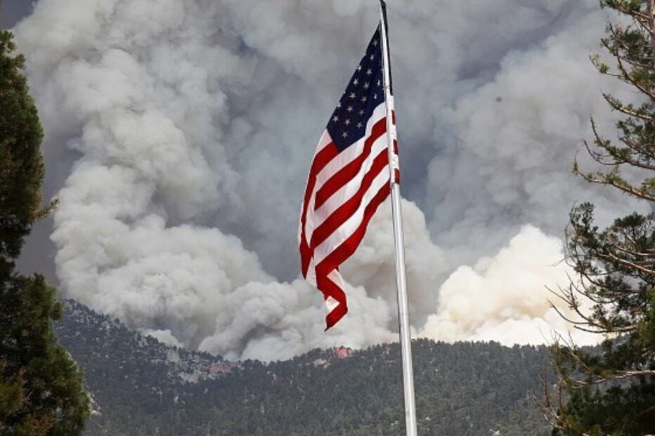 Chamas no norte da Califórnia destroem 15 habitações 