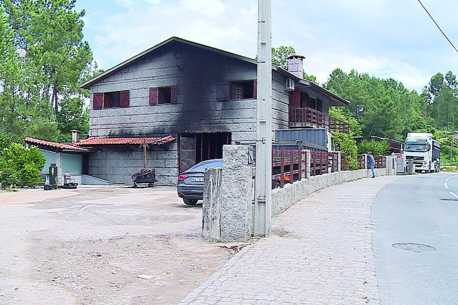 Incêndio deflagrou no rés do chão e acabou por destruir um automóvel 