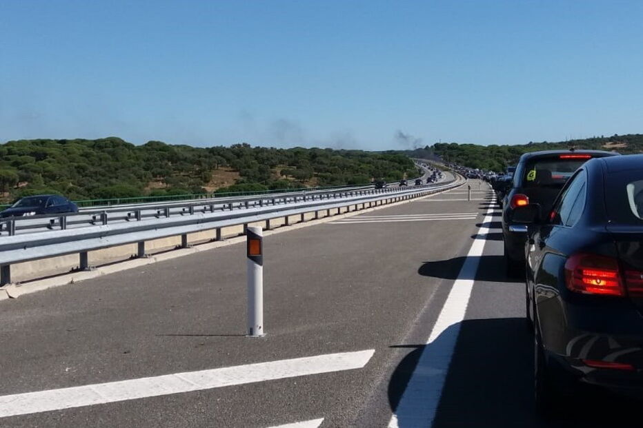 Carro em chamas na A2 faz parar o trânsito	