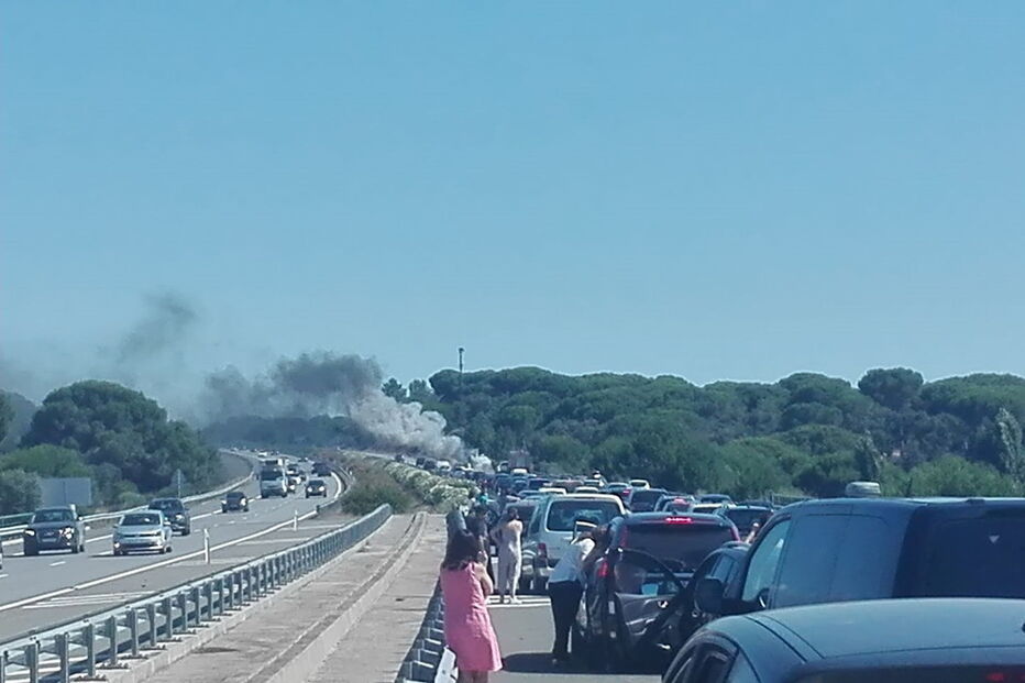 Carro em chamas na A2 faz parar o trânsito