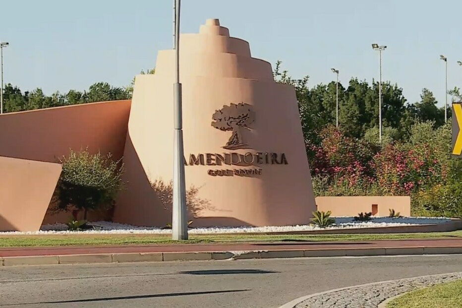 Menino britânico de cinco anos morre afogado em piscina no Algarve 