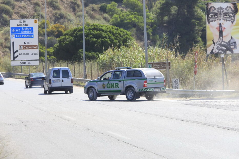 Homem baleado na cabeça por primo na Costa de Caparica
