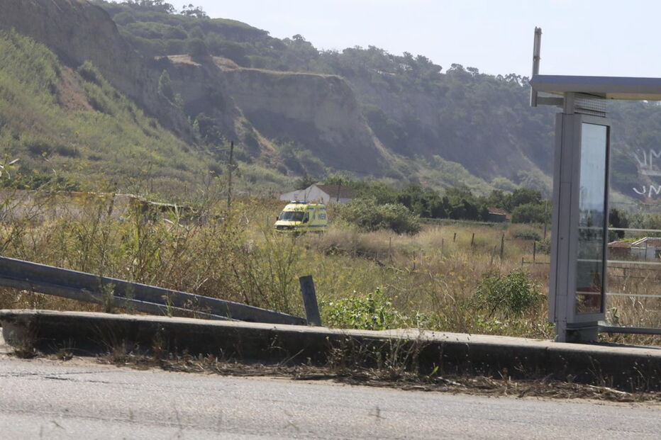 Homem baleado na cabeça por primo na Costa de Caparica