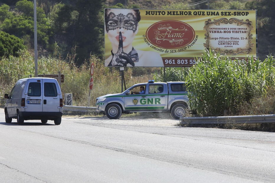 Homem baleado na cabeça por primo na Costa de Caparica