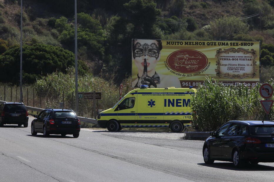 Homem baleado na cabeça por primo na Costa de Caparica