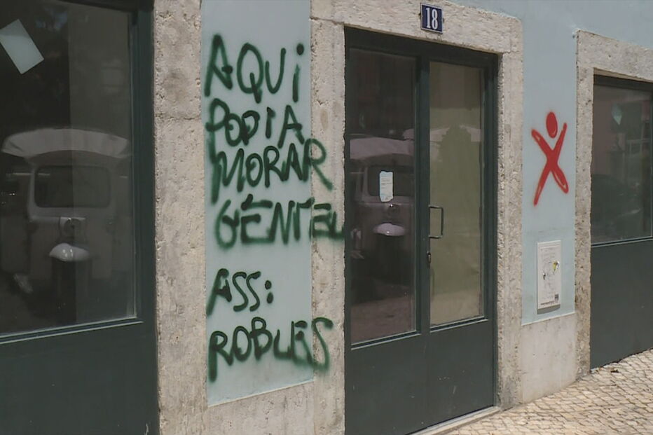 2018-07-29_13_49_15 Prédio de Robles em Alfama.jpg