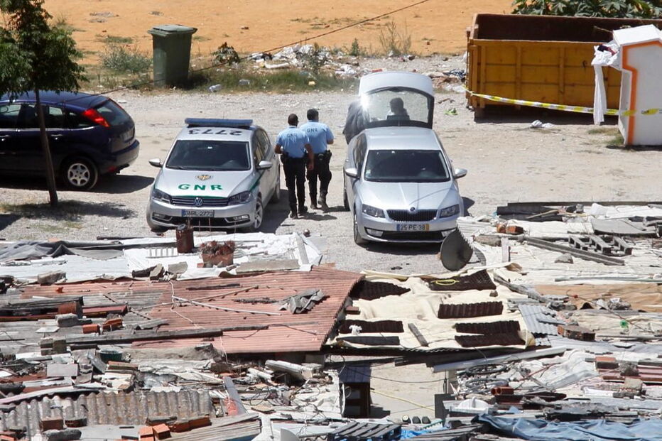 Homem alvejado na cabeça por primo na Costa da Caparica