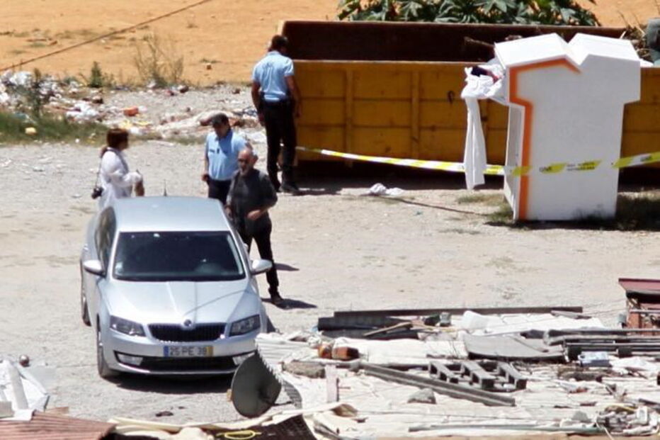 Homem alvejado na cabeça por primo na Costa da Caparica