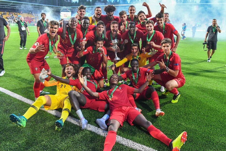A euforia dos jogadores portugueses após o título histórico no Europeu de sub-19