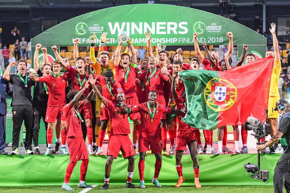A euforia dos jogadores portugueses após o título histórico no Europeu de sub-19