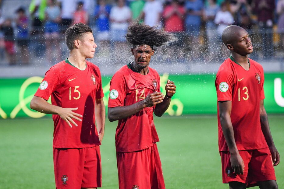A euforia dos jogadores portugueses após o título histórico no Europeu de sub-19