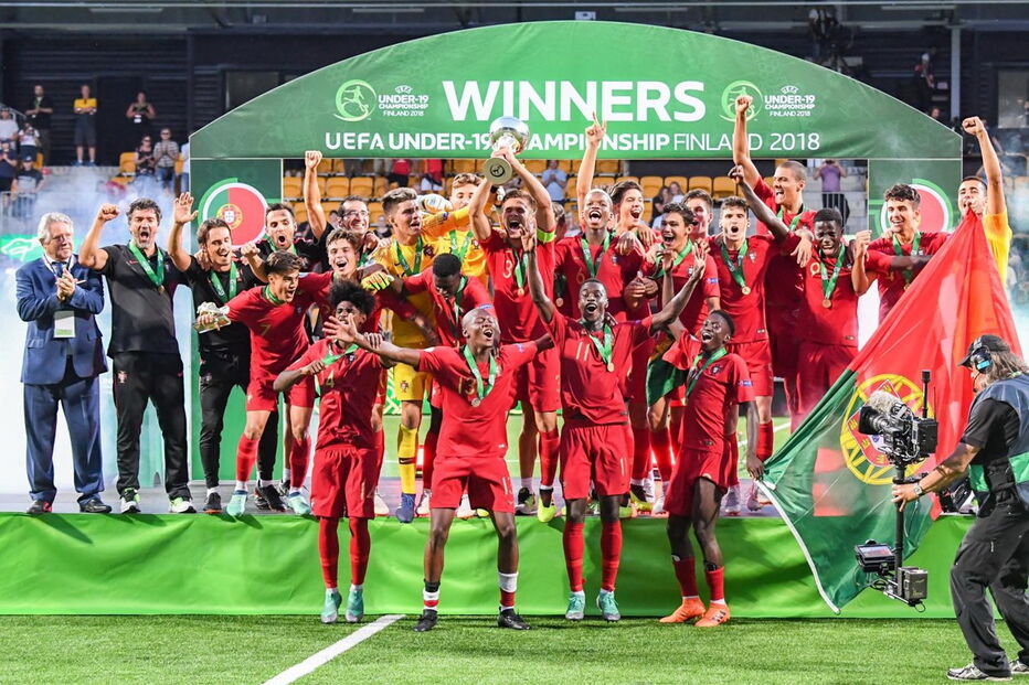 A euforia dos jogadores portugueses após o título histórico no Europeu de sub-19