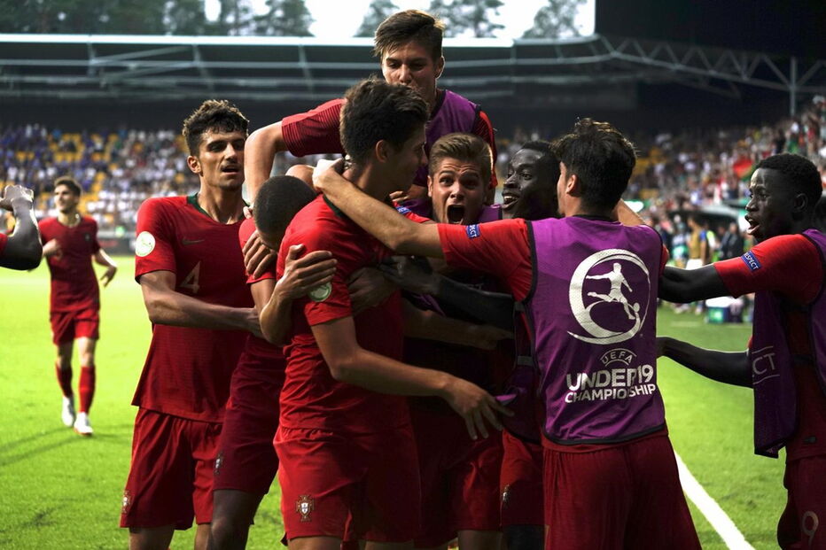 A euforia dos jogadores portugueses após o título histórico no Europeu de sub-19