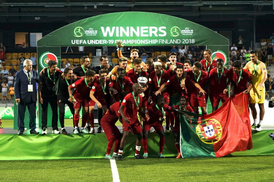 A euforia dos jogadores portugueses após o título histórico no Europeu de sub-19