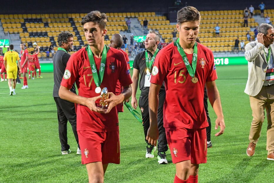 A euforia dos jogadores portugueses após o título histórico no Europeu de sub-19