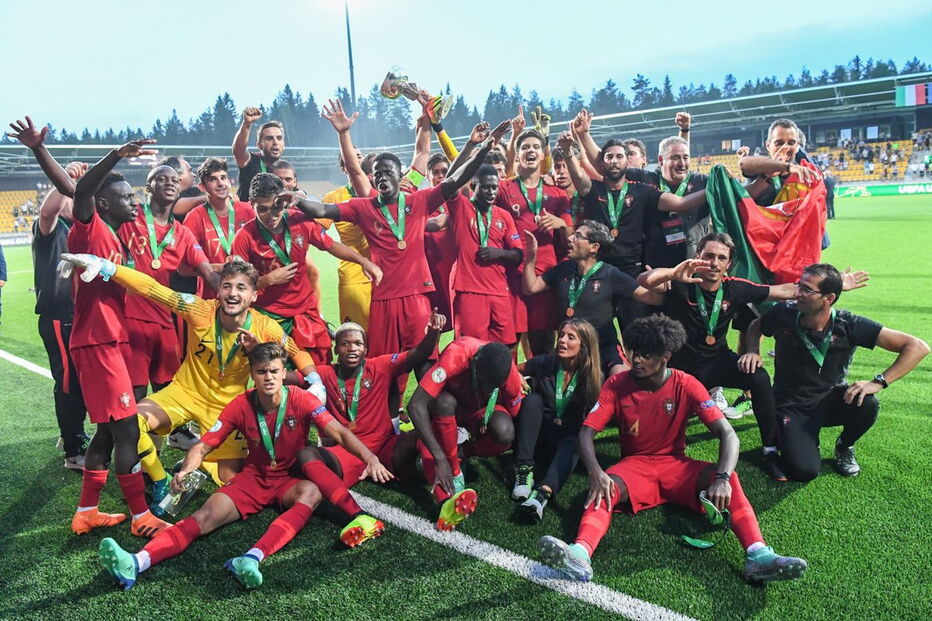 A euforia dos jogadores portugueses após o título histórico no Europeu de sub-19