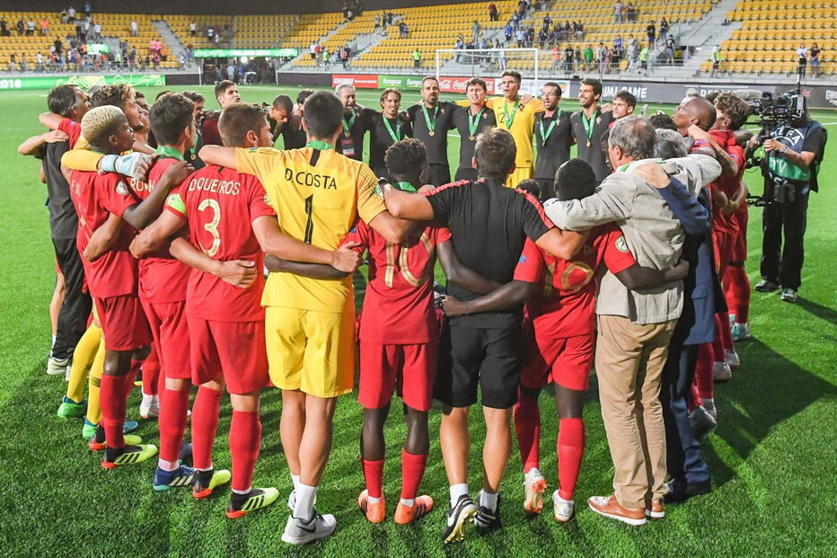 A euforia dos jogadores portugueses após o título histórico no Europeu de sub-19
