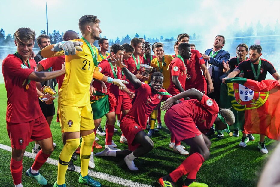 A euforia dos jogadores portugueses após o título histórico no Europeu de sub-19