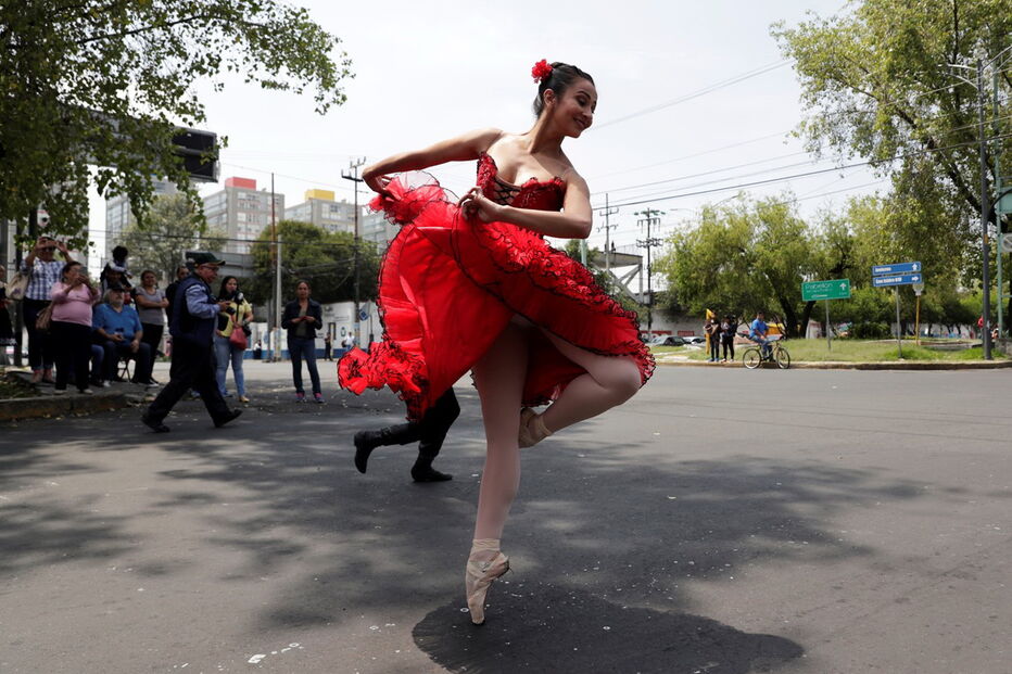 Bailarinas animam trânsito no México