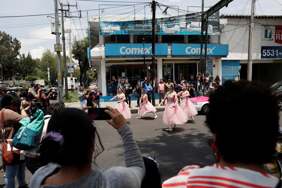 Bailarinas animam trânsito no México