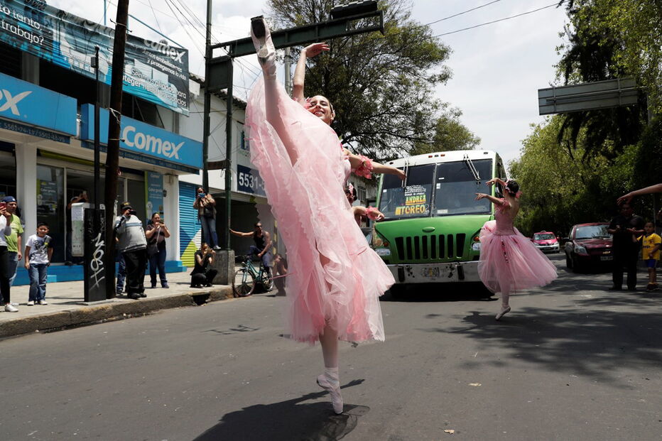 Bailarinas animam trânsito no México