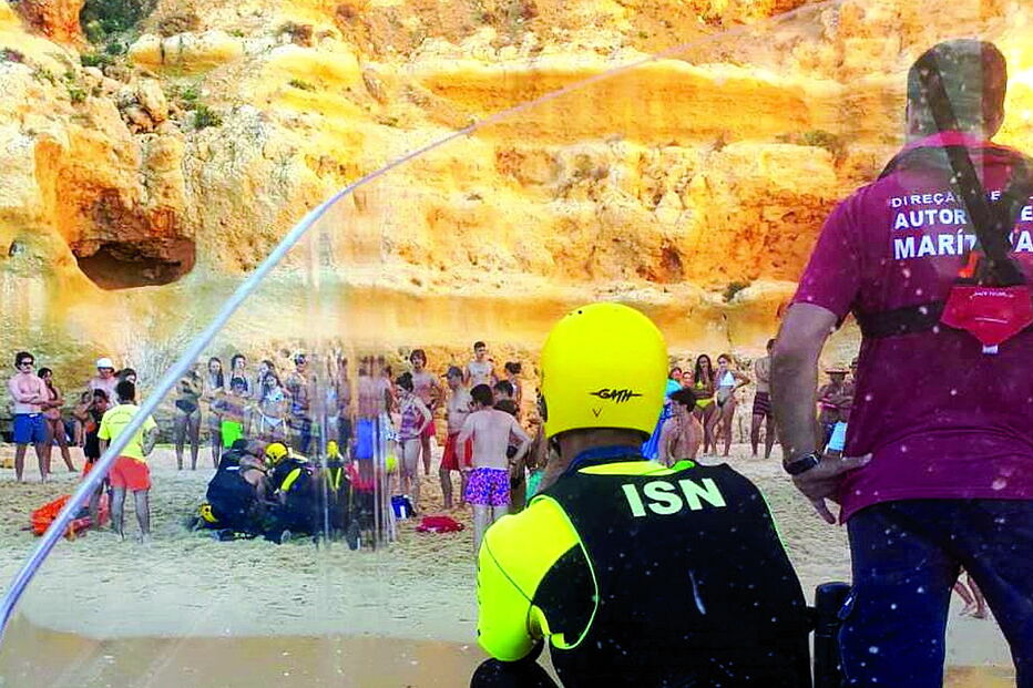 Banhista teve de ser socorrido, em Lagoa