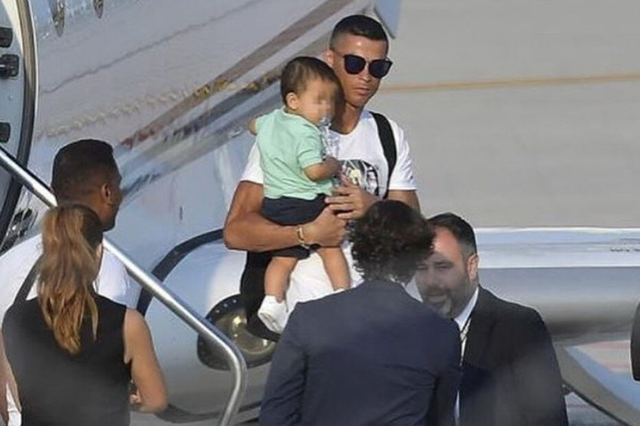 Cristiano Ronaldo aterrou em Turim... e não foi sozinho