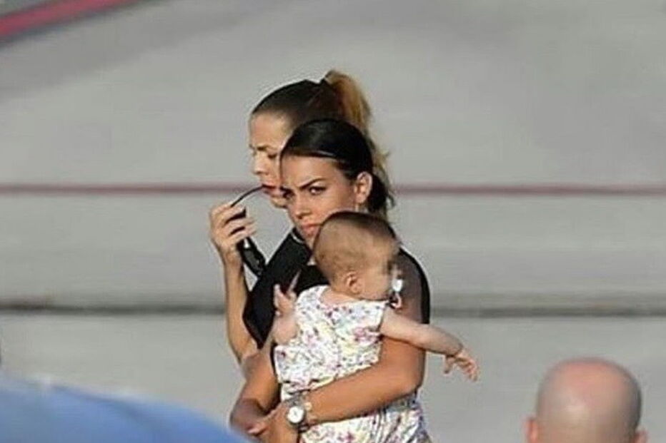 Cristiano Ronaldo aterrou em Turim... e não foi sozinho