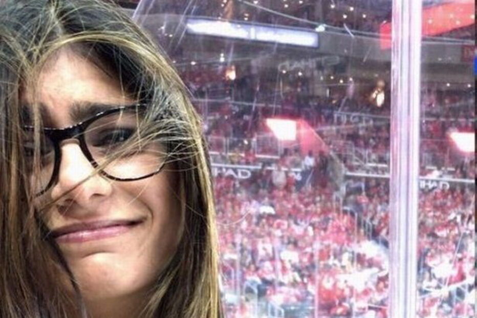 Mia Khalifa foi atingida por um disco de hóquei enquanto assitia ao jogo