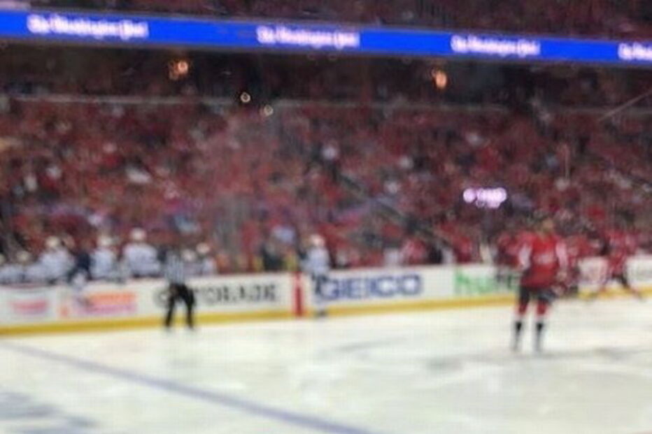 Mia Khalifa foi atingida por um disco de hóquei enquanto assitia ao jogo