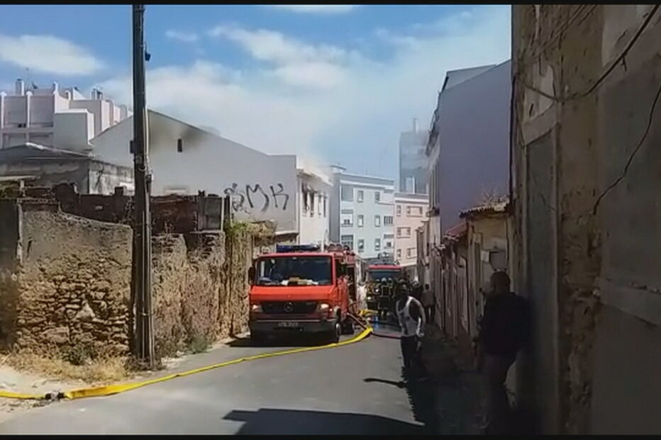 Incêndio em prédio devoluto na zona da Penha de França em Lisboa