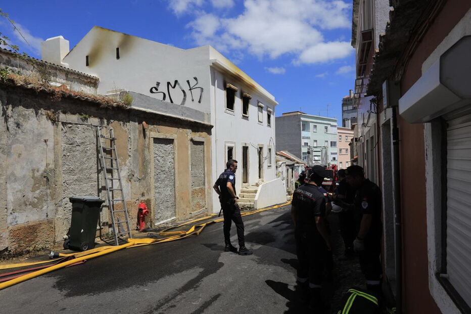 Incêndio em prédio devoluto na zona da Penha de França em Lisboa