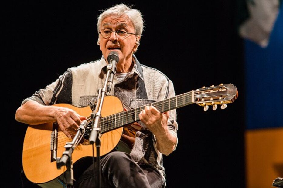 Caetano Veloso é surpreendido pelos passageiros no avião