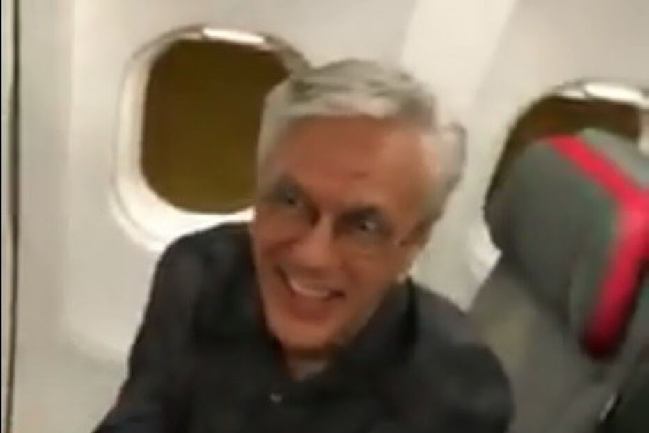 Caetano Veloso é surpreendido pelos passageiros no avião