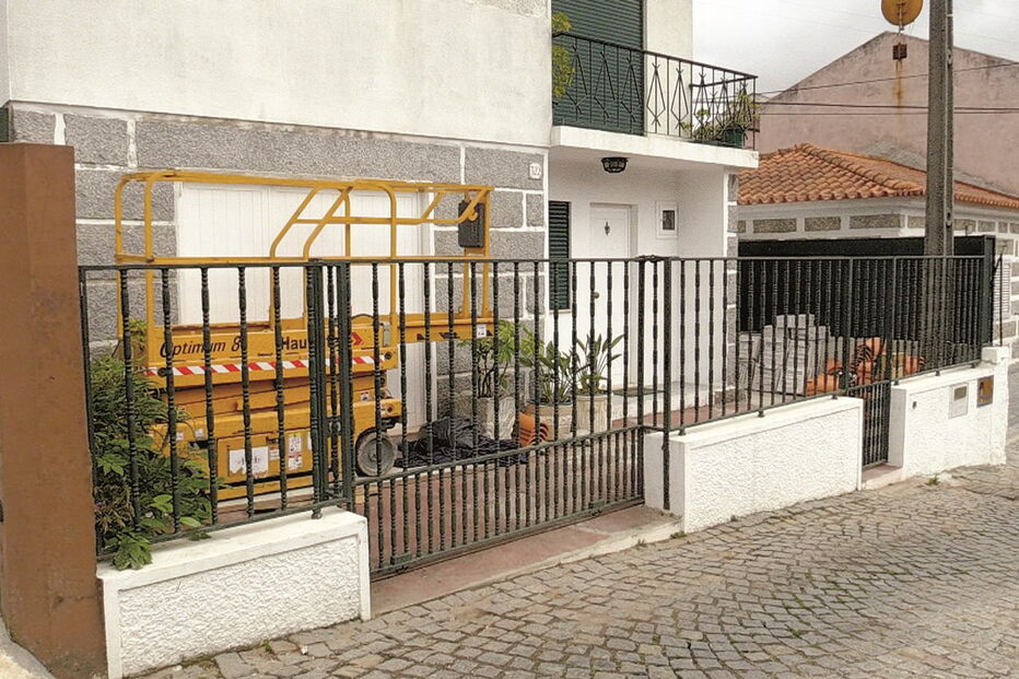 Idosa de 81 cai de varanda e morre