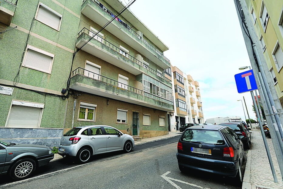 Homem barricado em prédio